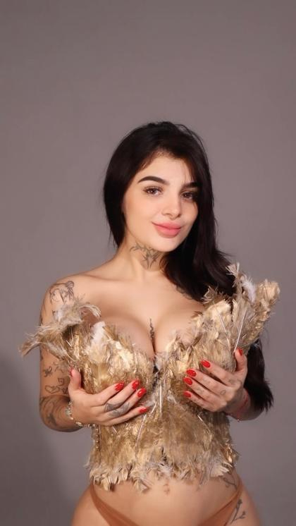 Karely Ruiz 20