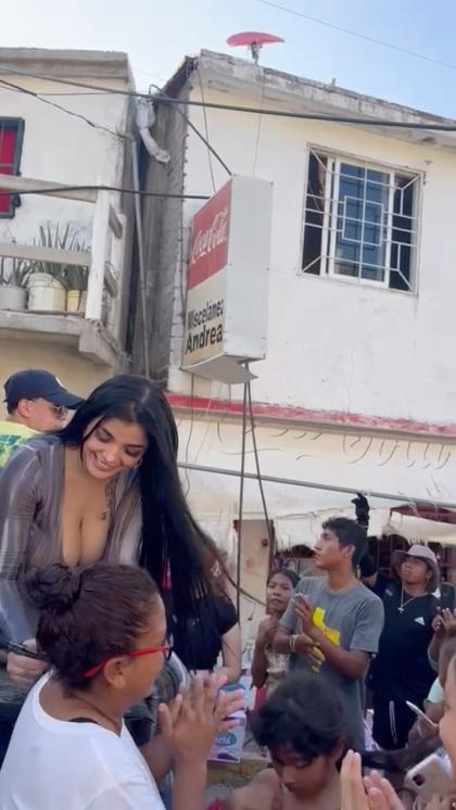 Karely Ruiz 6